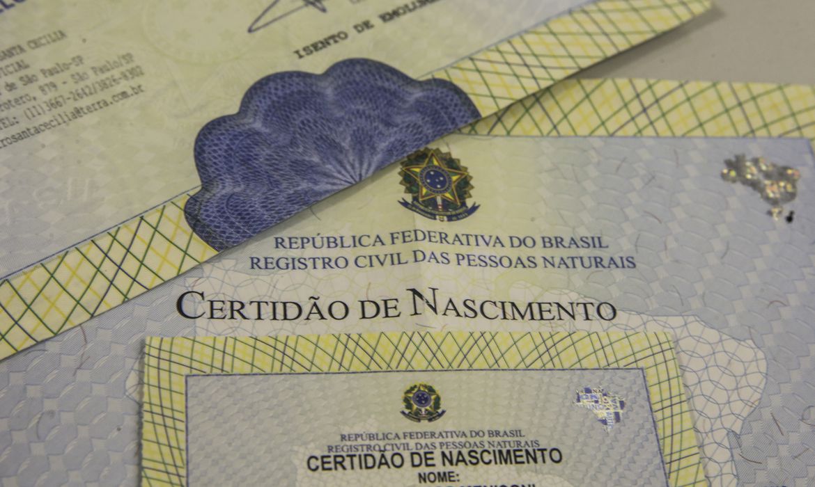 Aumenta quantidade de crianças registradas apenas com o nome da mãe no Brasil