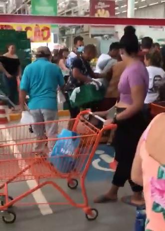Uma disputa por cebola em promoção acabou em briga em um supermercado
