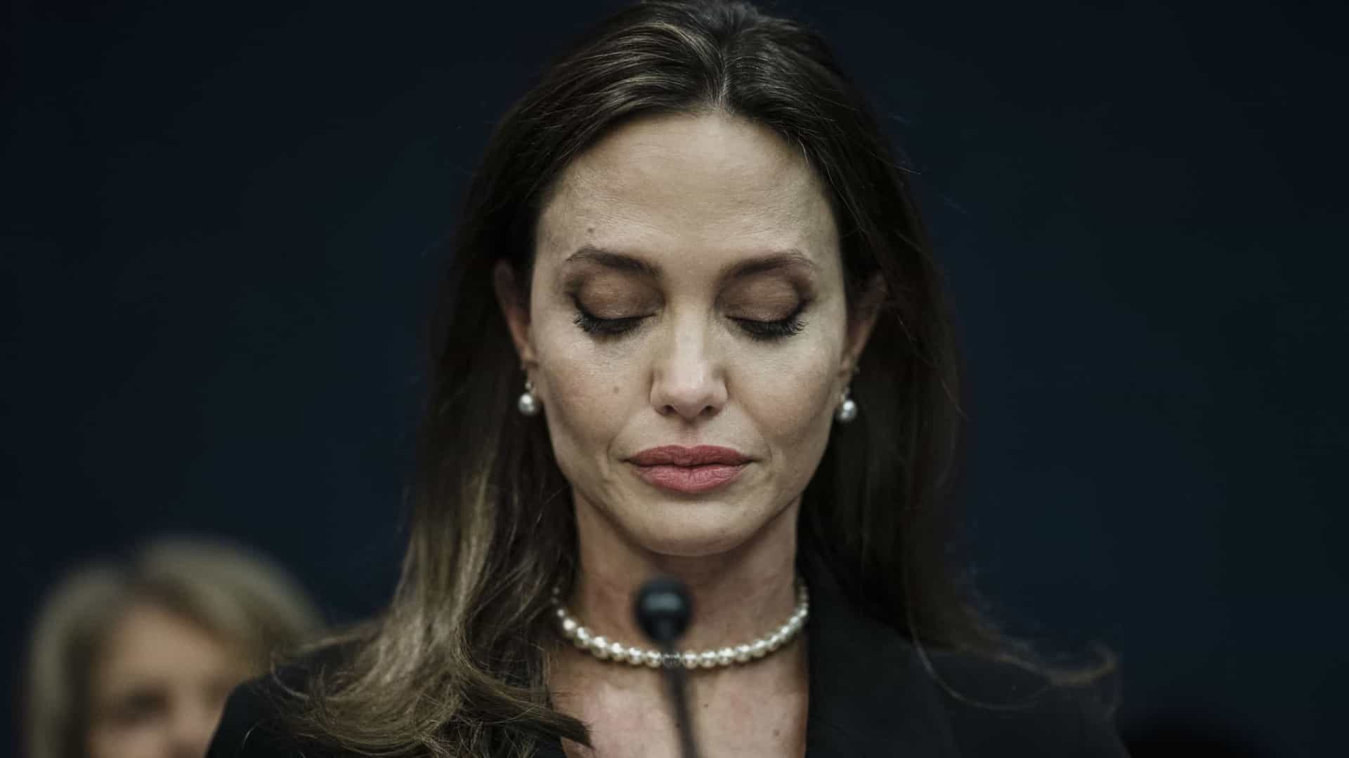Angelina Jolie é levada às pressas para bunker durante visita à Ucrânia