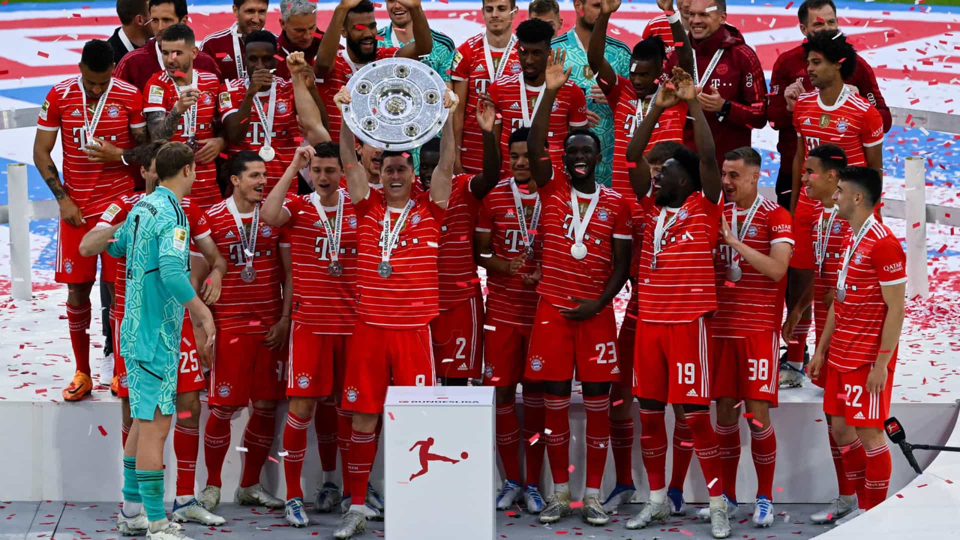 Bayern empata com Stuttgart por 2 a 2 na despedida de Munique na temporada