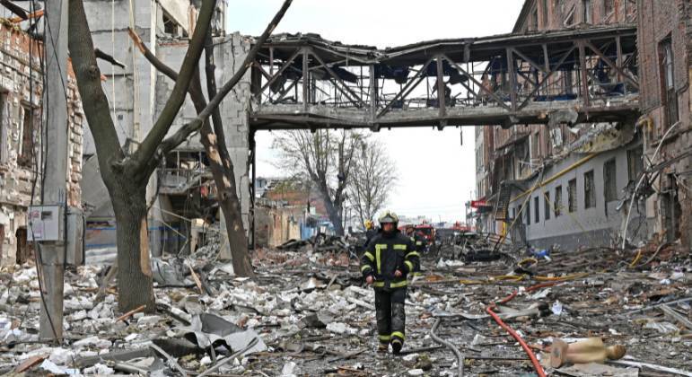 Ataque a escola infantil e residências de Kharkiv deixa ao menos 5 mortos