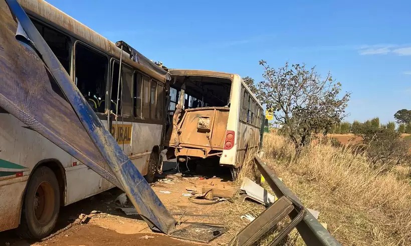 MG: acidente entre dois ônibus deixa 33 feridos