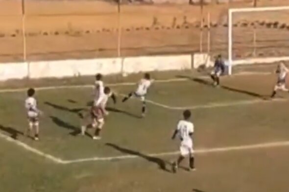 Cruzeiro contrata garoto que viralizou nas redes sociais com gol ao estilo Pelé
