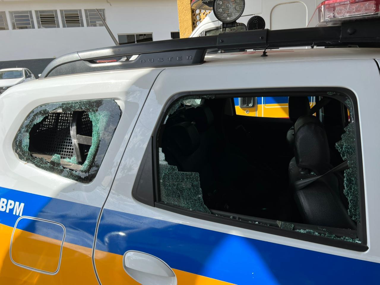 PM prende autores de dano a viatura policial e apreende drogas em Manhuaçu