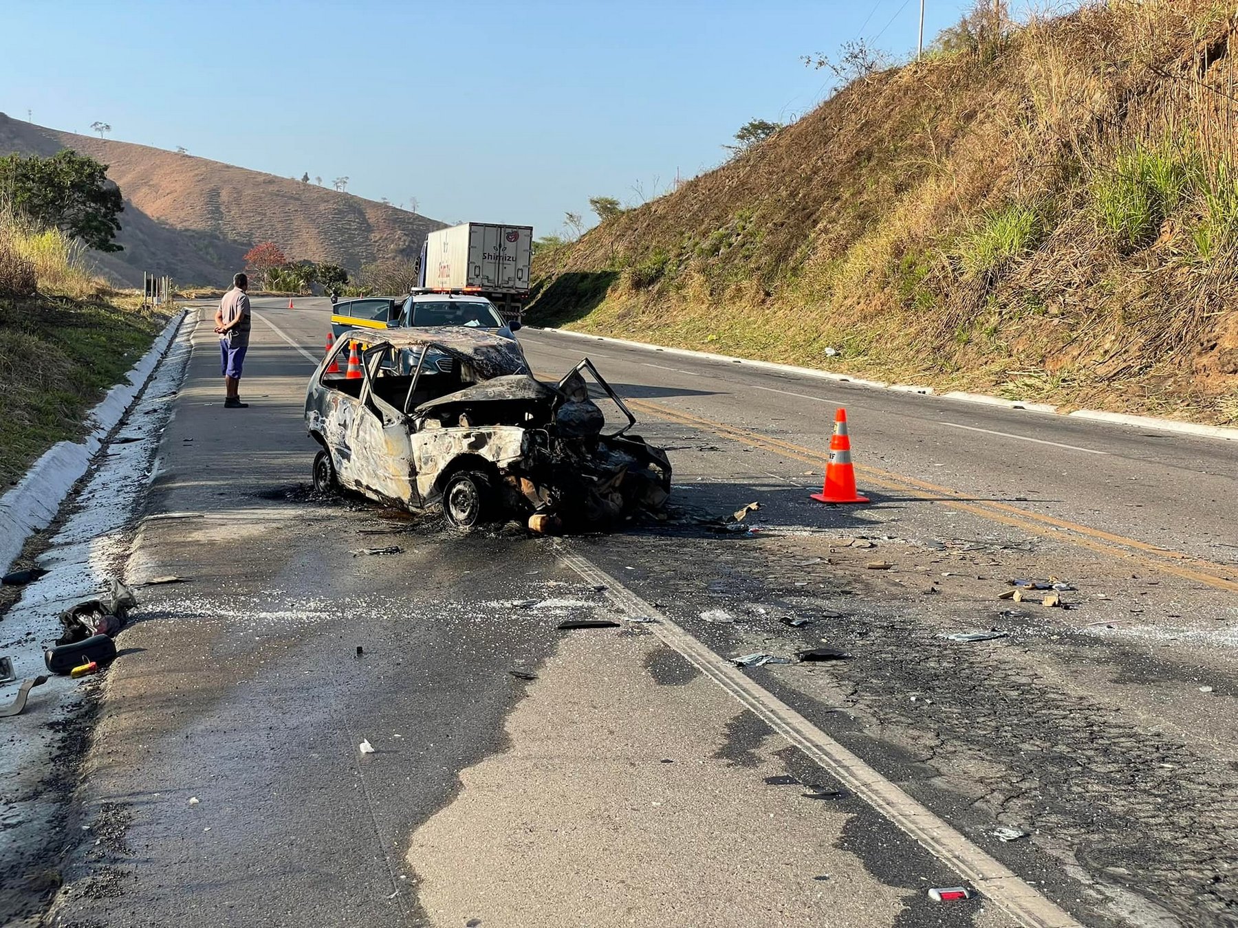 Motorista morre queimado em acidente envolvendo carro e carreta na BR-116