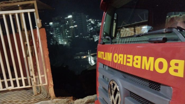 Manhuaçu: incêndio em lote vago ameaça residências no bairro Operários