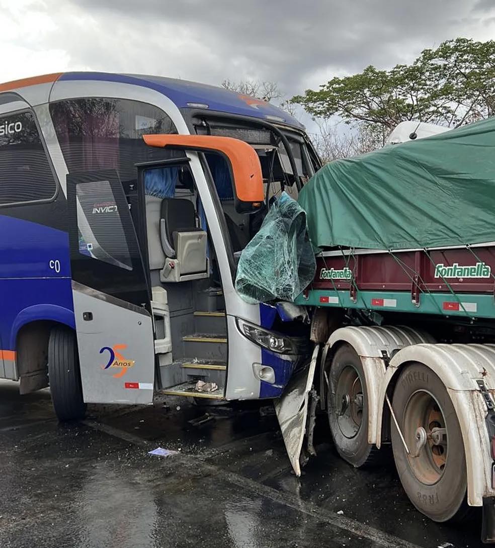 Ônibus bate de frente com carreta e passageiros ficam feridos em Montes Claros