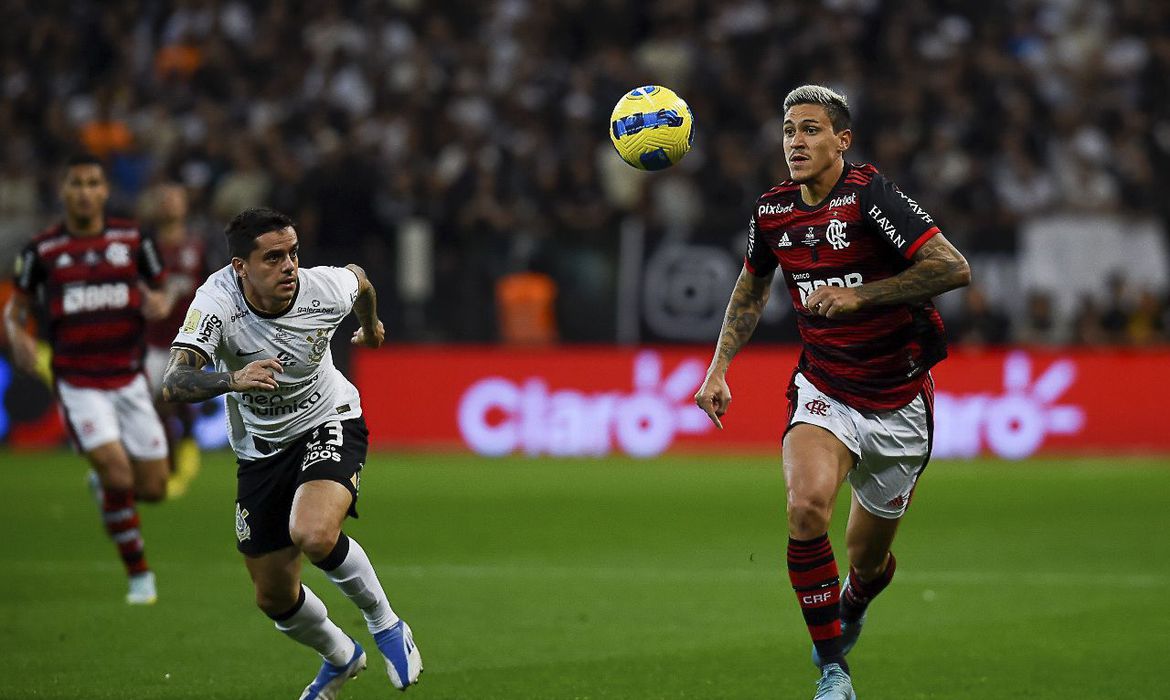 Flamengo e Corinthians buscam título da Copa do Brasil hoje (19), às 21h30, no Maracanã