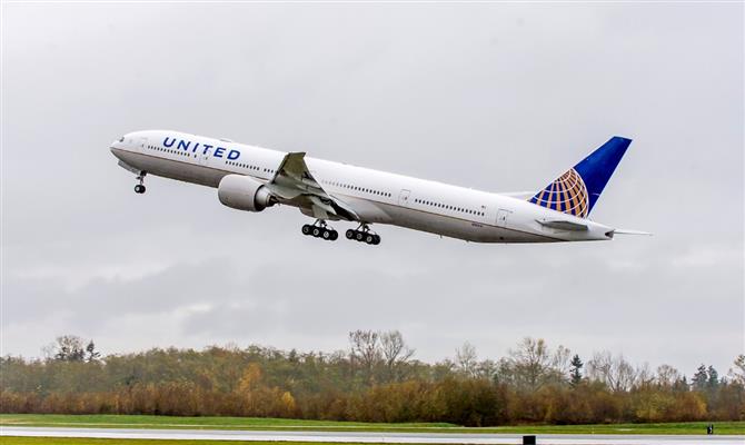 Mulher morre durante voo saído dos EUA e deixa passageiros ‘em choque’