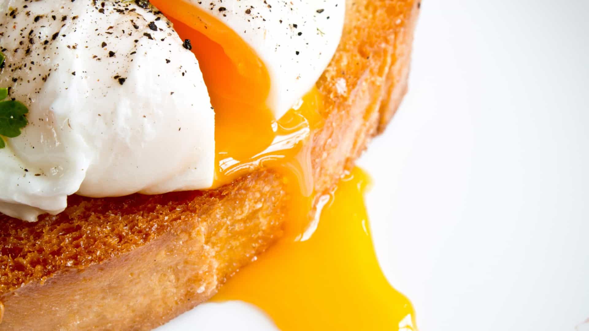 É seguro comer ovos mal cozidos? Saiba o que dizem os especialistas