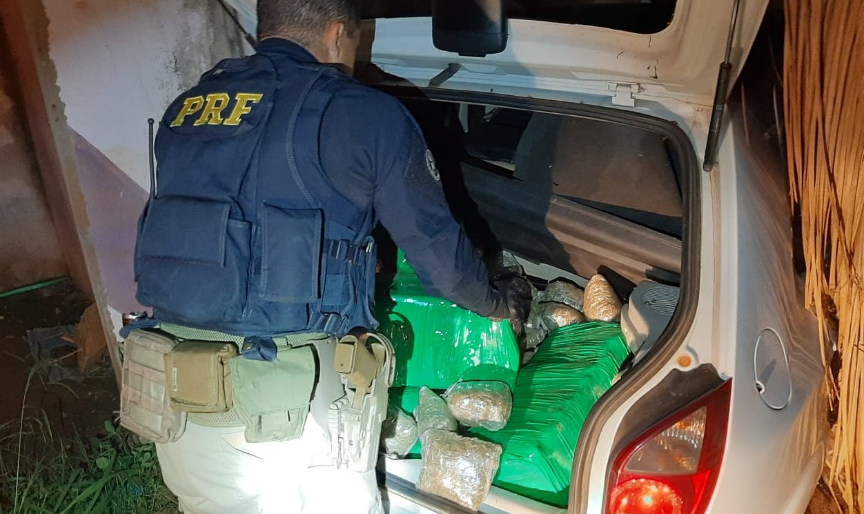 Três pessoas de Manhuaçu presas com mais de 150 kg de drogas na BR-262
