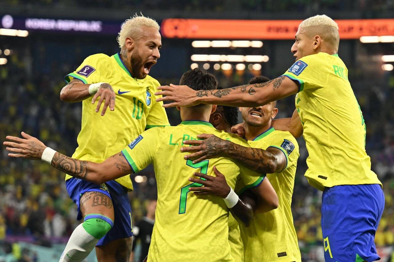 Brasil goleia Coreia e garante vaga nas quartas de final da Copa