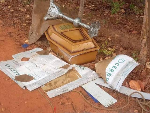 Caixão com corpo é abandonado em estrada após carro de funerária ser roubado a caminho de velório