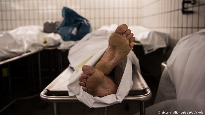 Médico flagrado dormindo é preso por omissão após morte de paciente