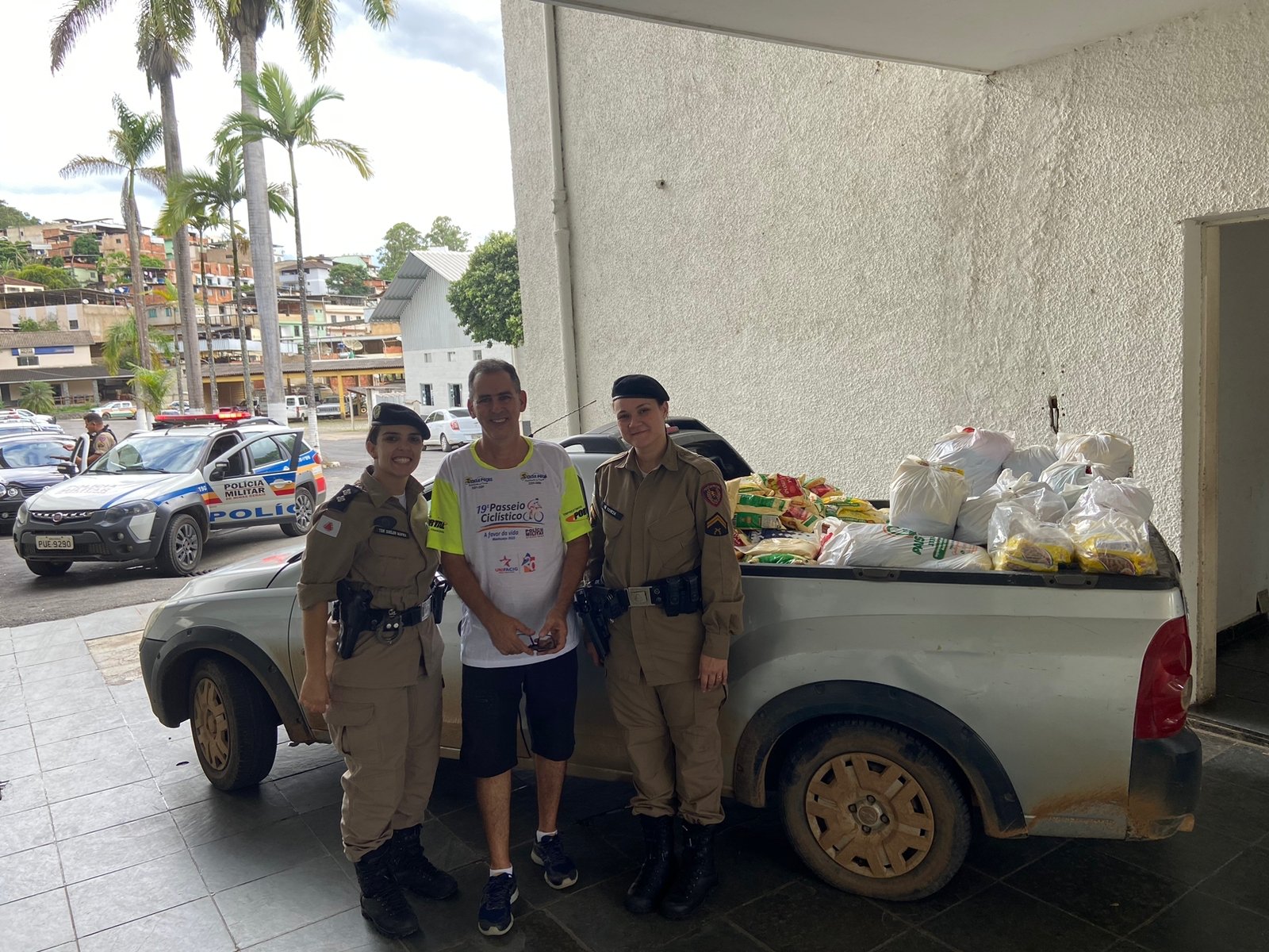 Polícia Militar entrega 6 toneladas de alimentos arrecadados pelo Passeio Ciclístico
