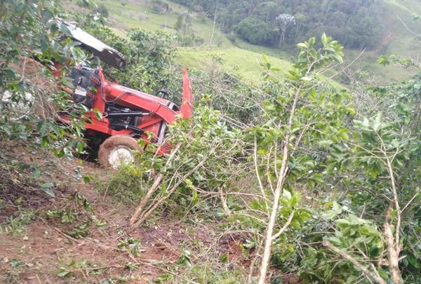 Trabalhador morre ao capotar trator em acidente em Ibitirama