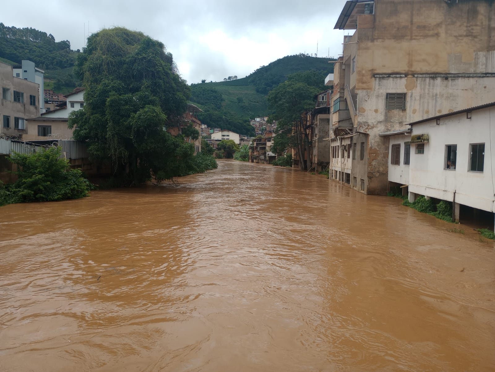 Mais de 5,7 mil pessoas já foram retiradas de casa em Minas devido às chuvas