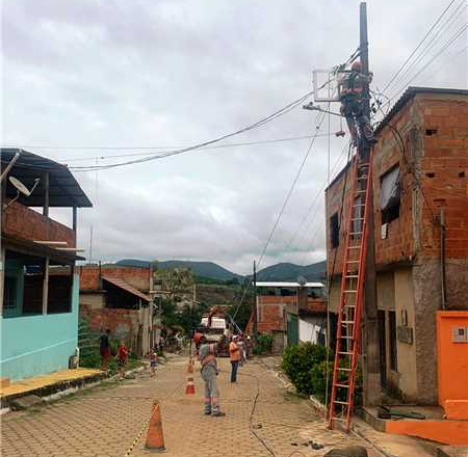 Programa Manhuaçu, Cidade Luz leva extensão de led até Creche de Vilanova