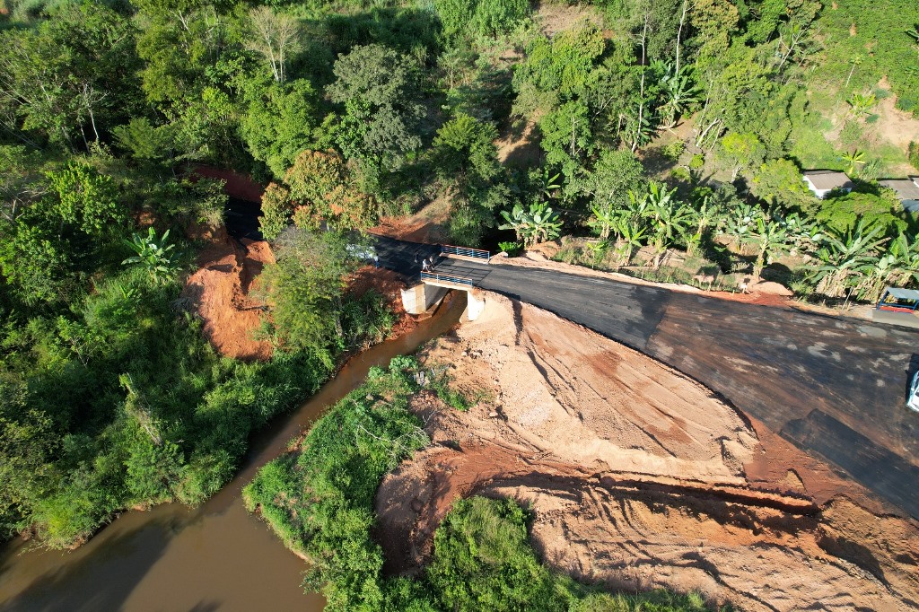 Prefeitura de Manhuaçu entrega ponte da Taquara Preta para comunidade