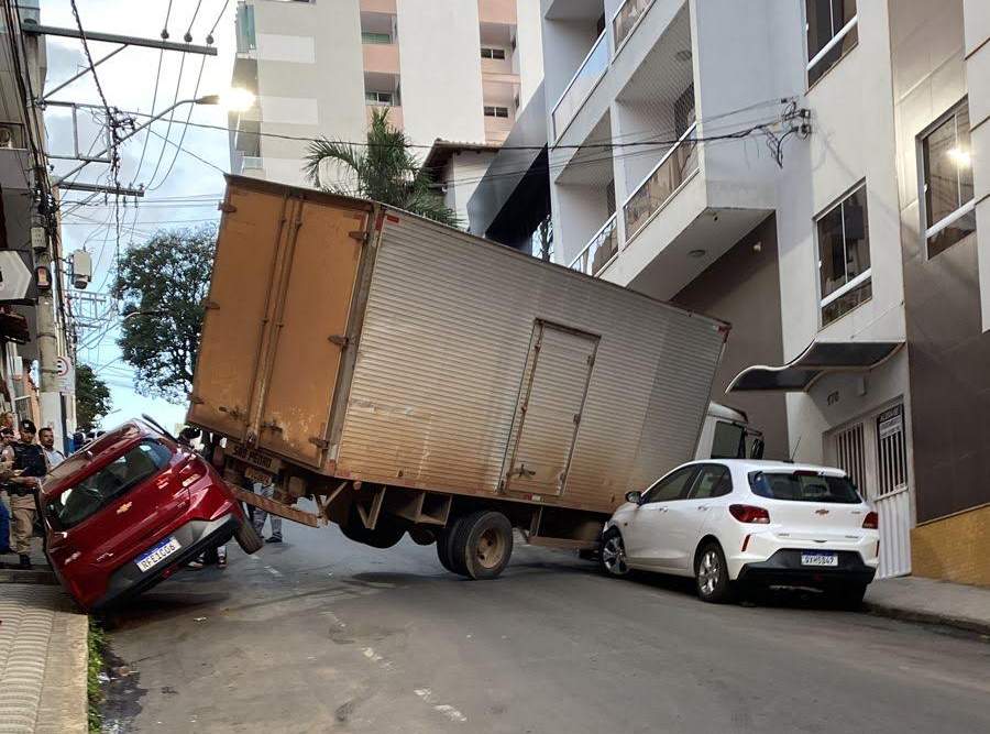 Caminhão desce de ré, e atinge três veículos no centro de Manhuaçu