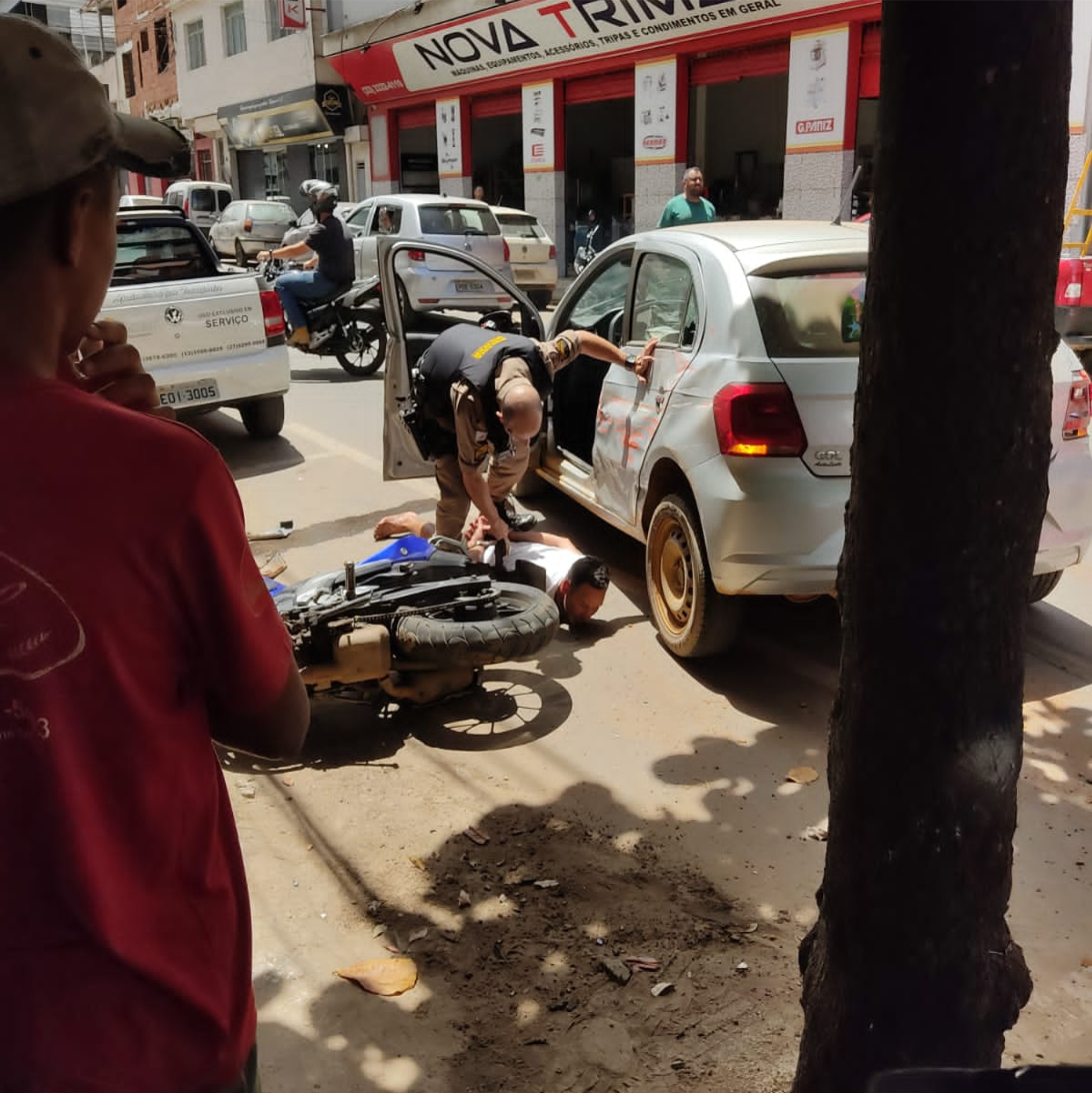Homem furta veículo, fura bloqueio policial e provoca colisão com outros tres veículos em Manhuaçu