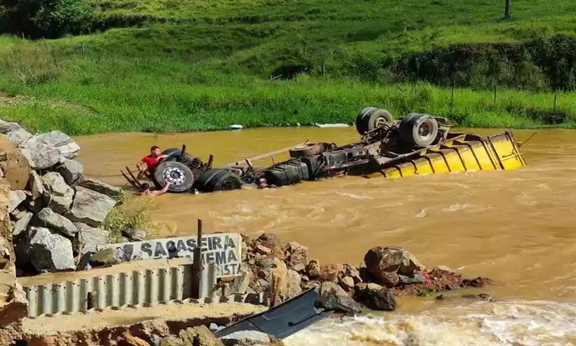 Motorista morre afogado ao cair de ponte com caminhão em rio