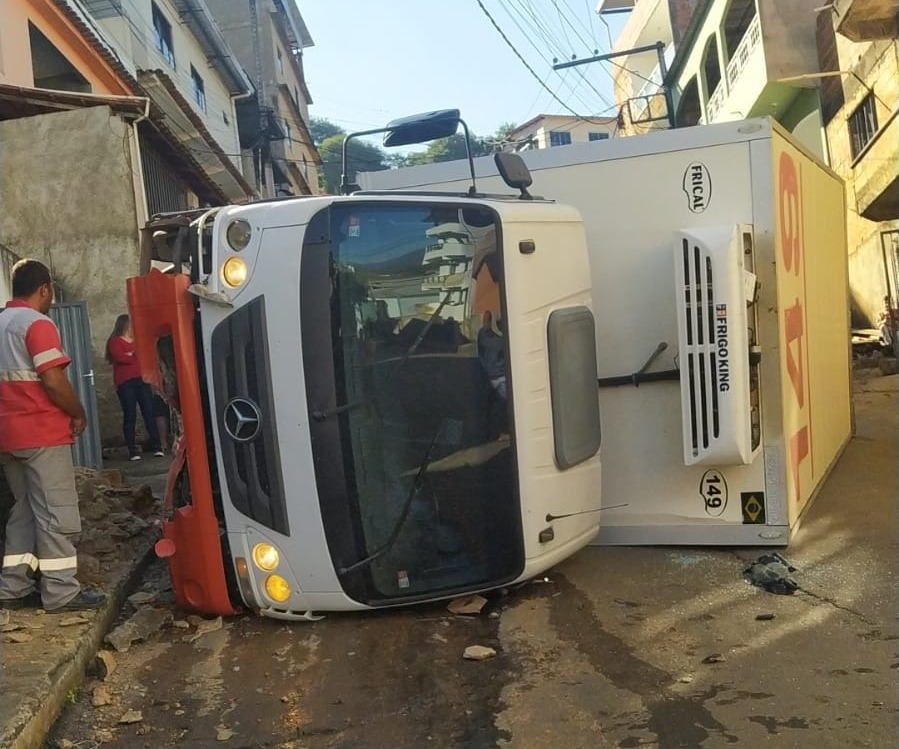 Caminhão perde freios e colide com automóvel estacionado no bairro São Jorge