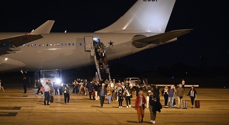 Avião da FAB com 1º grupo de brasileiros resgatados em Israel pousa em Brasília